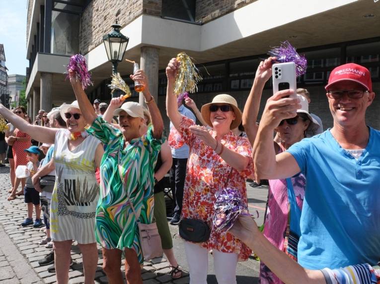 Menschen bei einem Festumzug.
